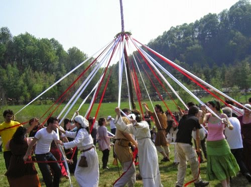 Rito del palo di maggio durante la festa celtica di Beltane